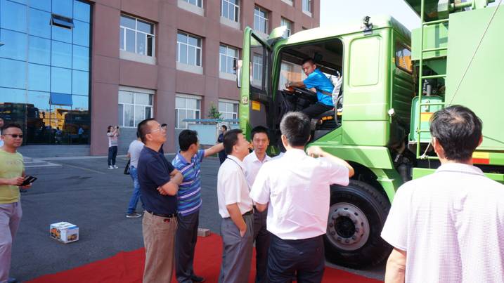 陜汽工作人員向各位領導介紹陜汽渣土車優(yōu)勢.jpg