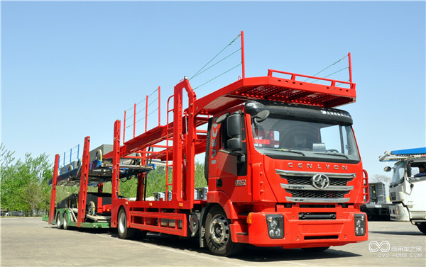 紅巖杰獅中置軸轎運(yùn)車(chē)-上汽紅巖榮獲“汽車(chē)物流行業(yè)優(yōu)秀技術(shù)裝備供應(yīng)商”稱(chēng)號(hào).JPG